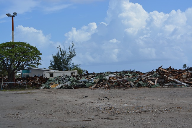 Des métaux entassés issus de la démolition des anciens bâtiments de l'armée attendent d'être évacués de l'atoll (photo effectuée en mai 2015).