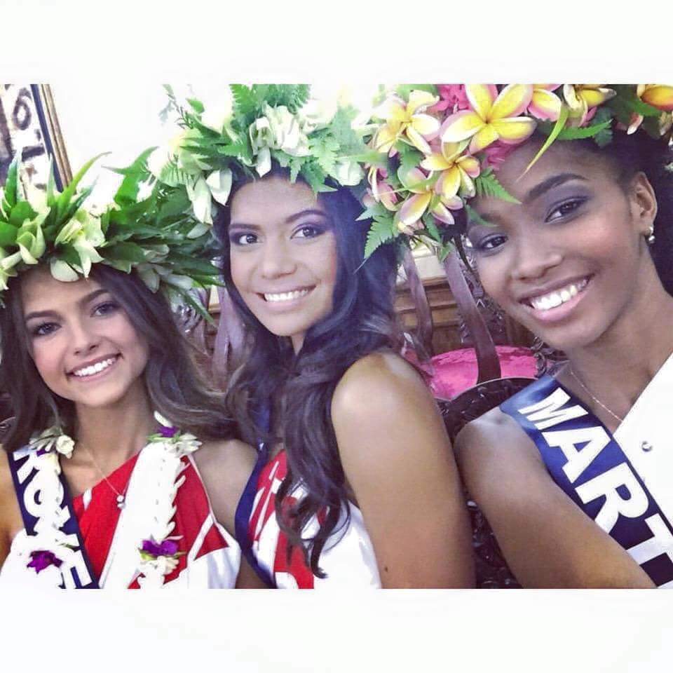 Vaimiti Teiefitu a initié les 30 autres candidates au port de la couronne de fleurs.  Photo : Facebook Julia Courtes