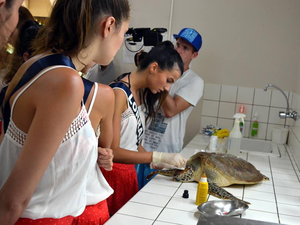 Jeudi matin, des candidates à Miss France 2016 accompagnées par Miss France 2015 elle-même étaient au centre de soins Te Mana o te Moana, à Moorea. Cette matinée a été dédiée à la découverte du travail de l'association.