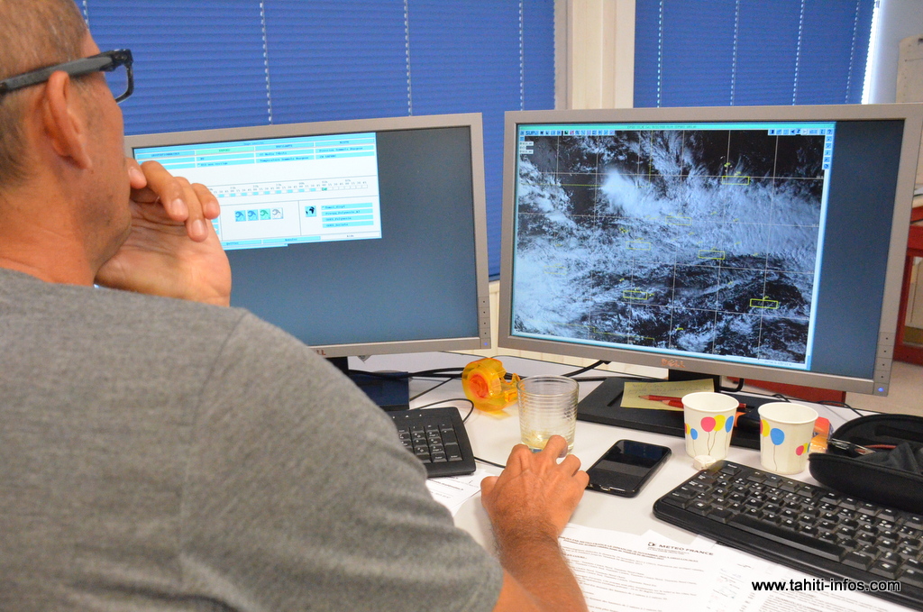 La dépression 04F "se dirige lentement vers les Tuamotu"