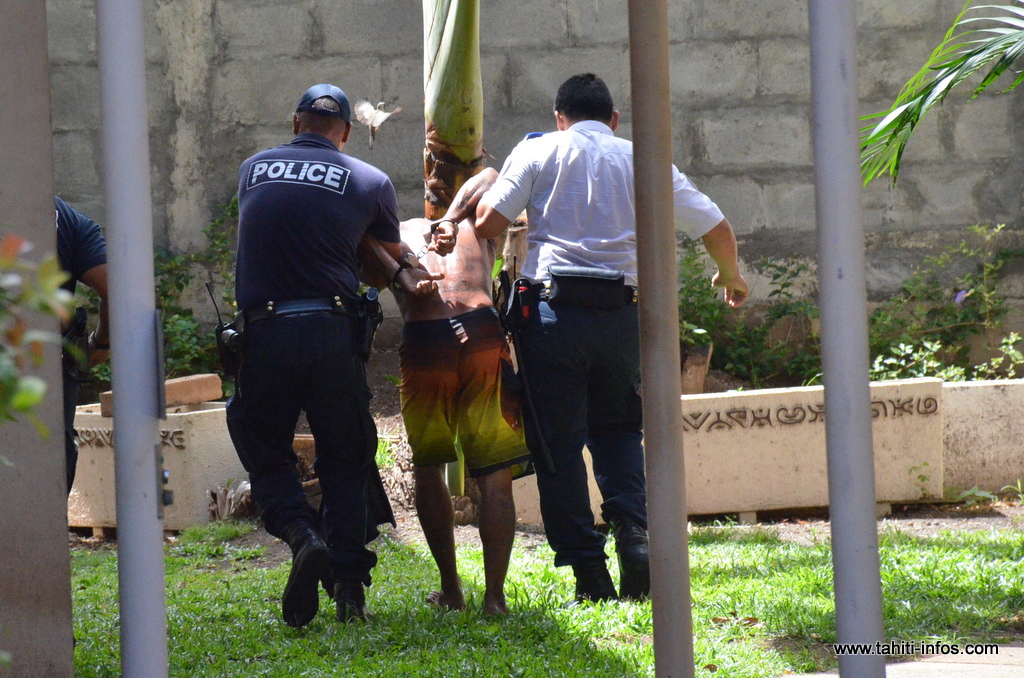 Un homme évacué de force du Palais de justice de Papeete