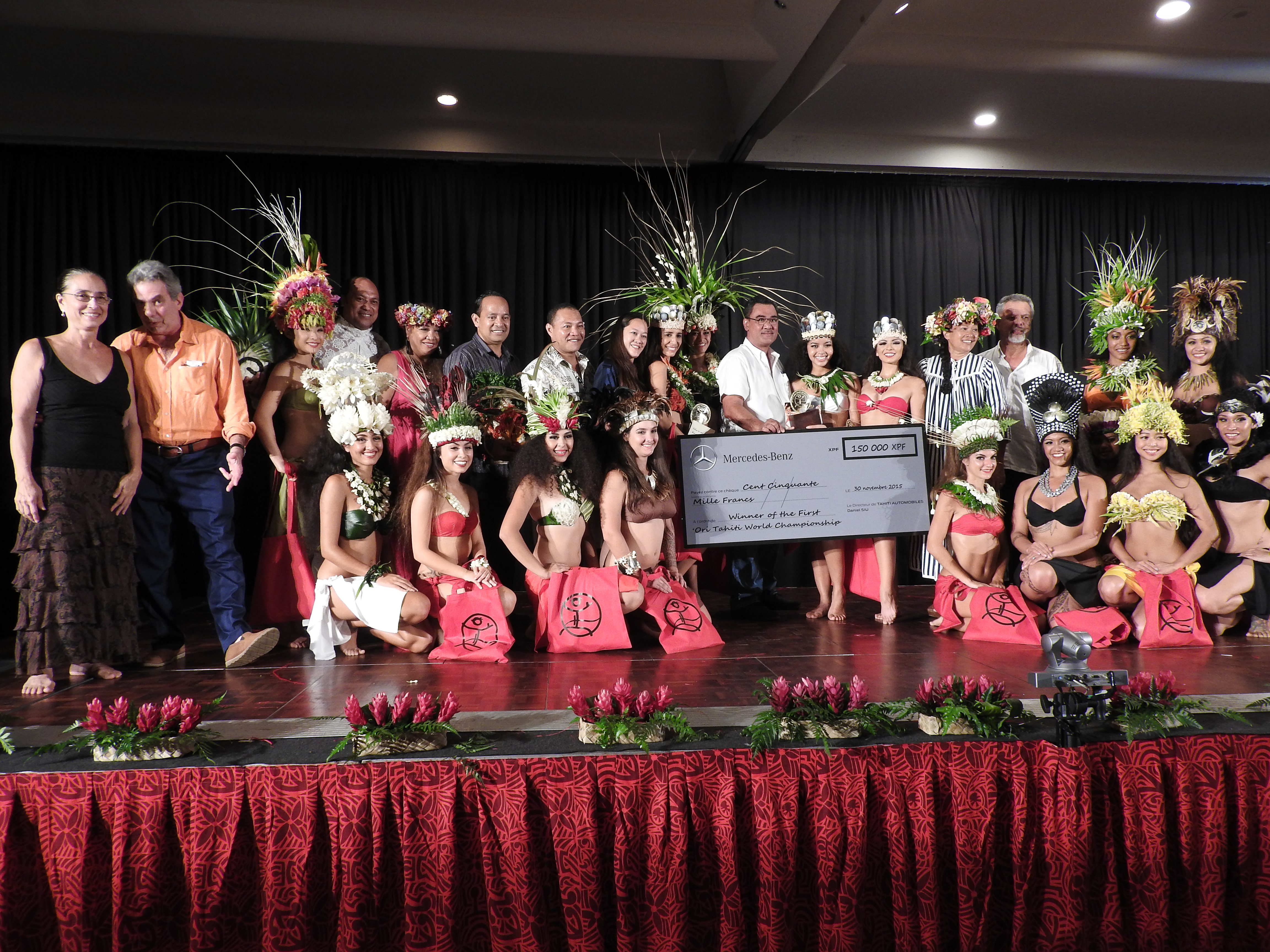 Photo de famille avec les reines du 'ori tahiti.