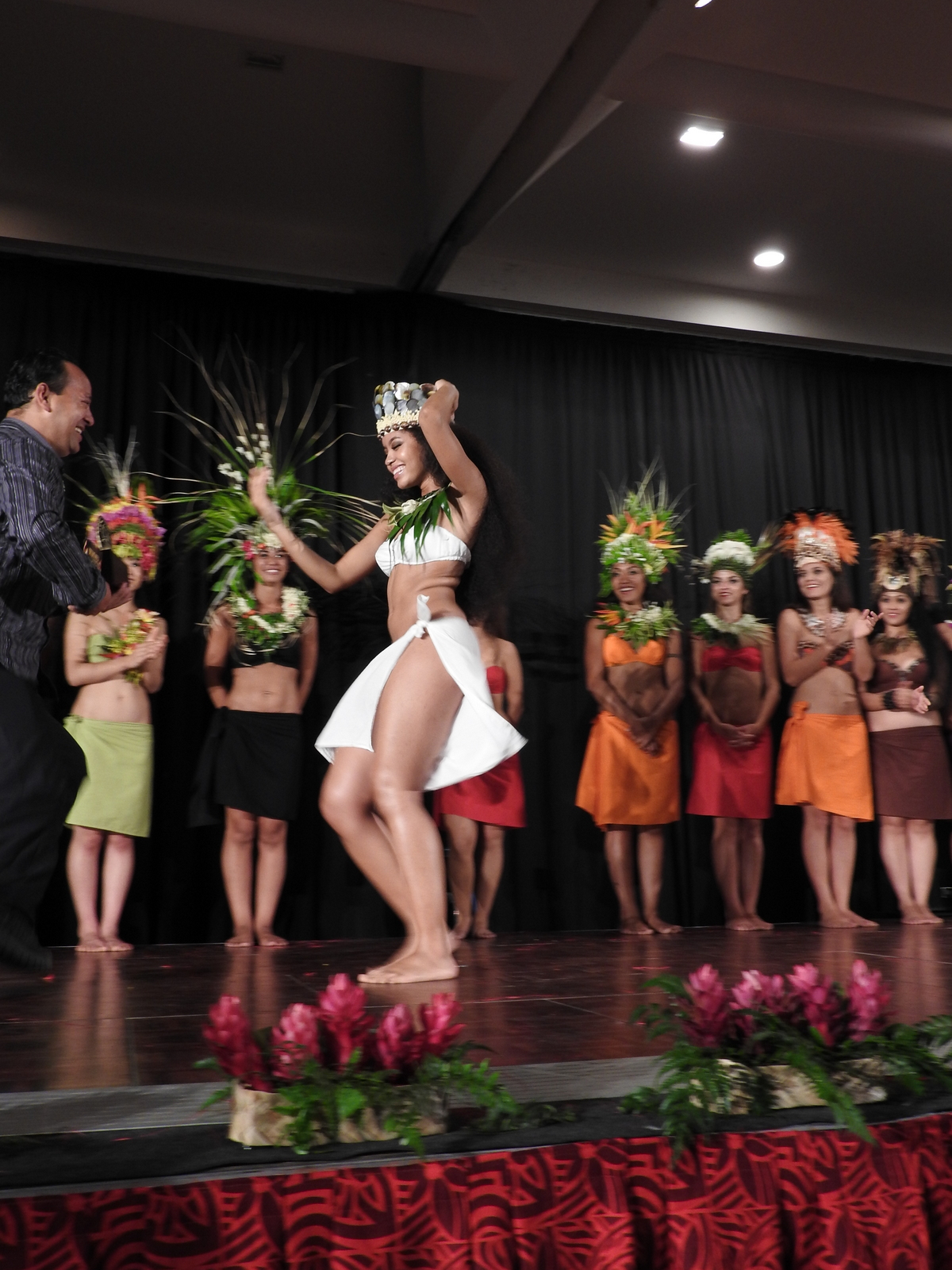 Melanie Amen, originaire des USA, gagne ce premier championnat du monde de 'ori tahiti.
