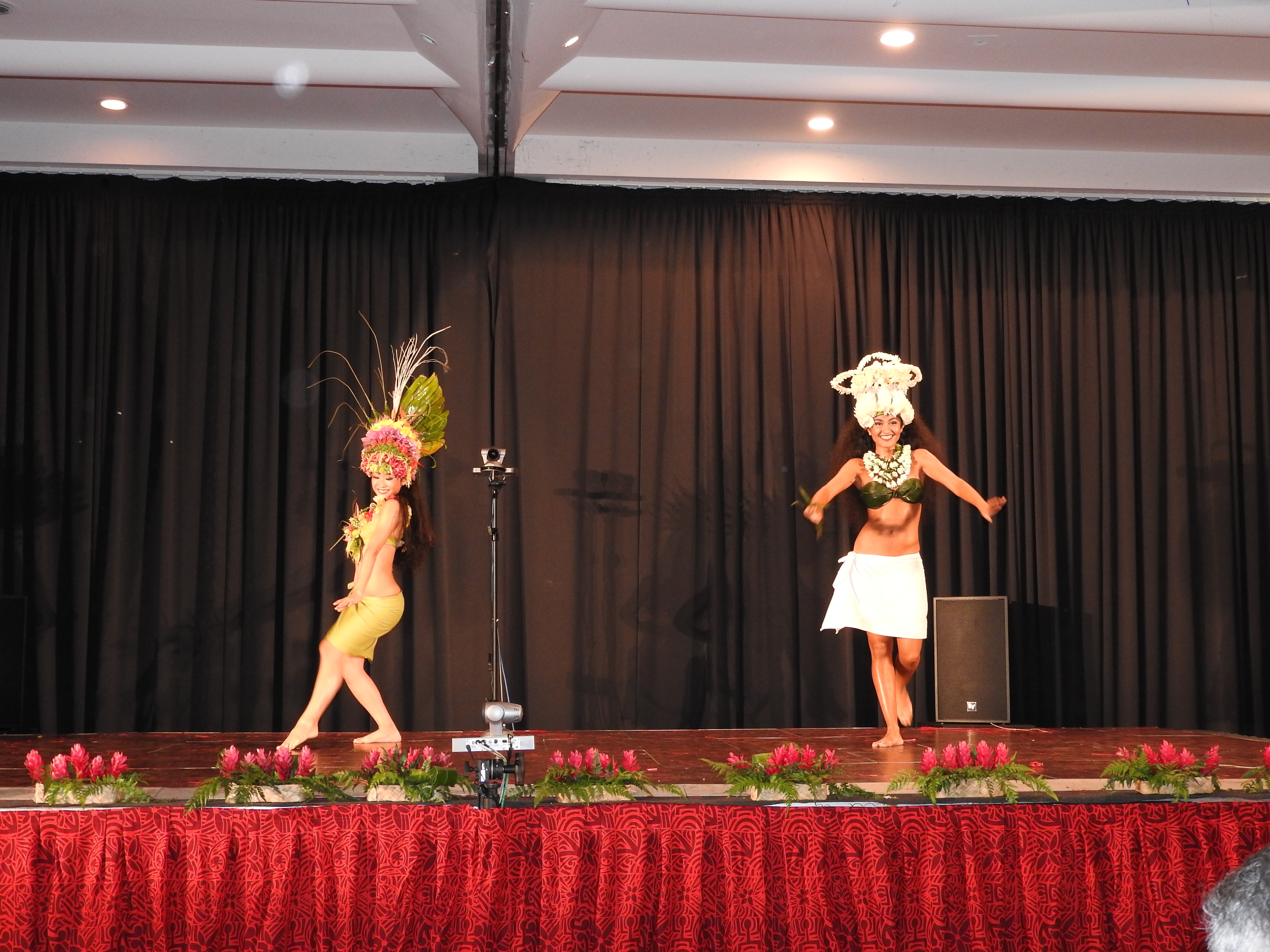 Les étrangères maîtrisent la danse traditionnelle à la perfection.