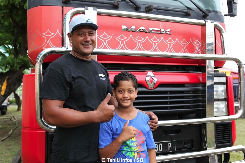 Eriatara Ratia, un athlète polyvalent, ici avec son fils