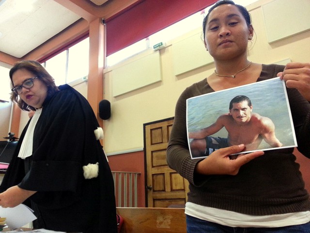 La fille de Stellio Tiatia, la victime, est arrivée à l'audience avec des photos rappelant la joie de vivre de son père, un homme simple apprécié à Taha'a.