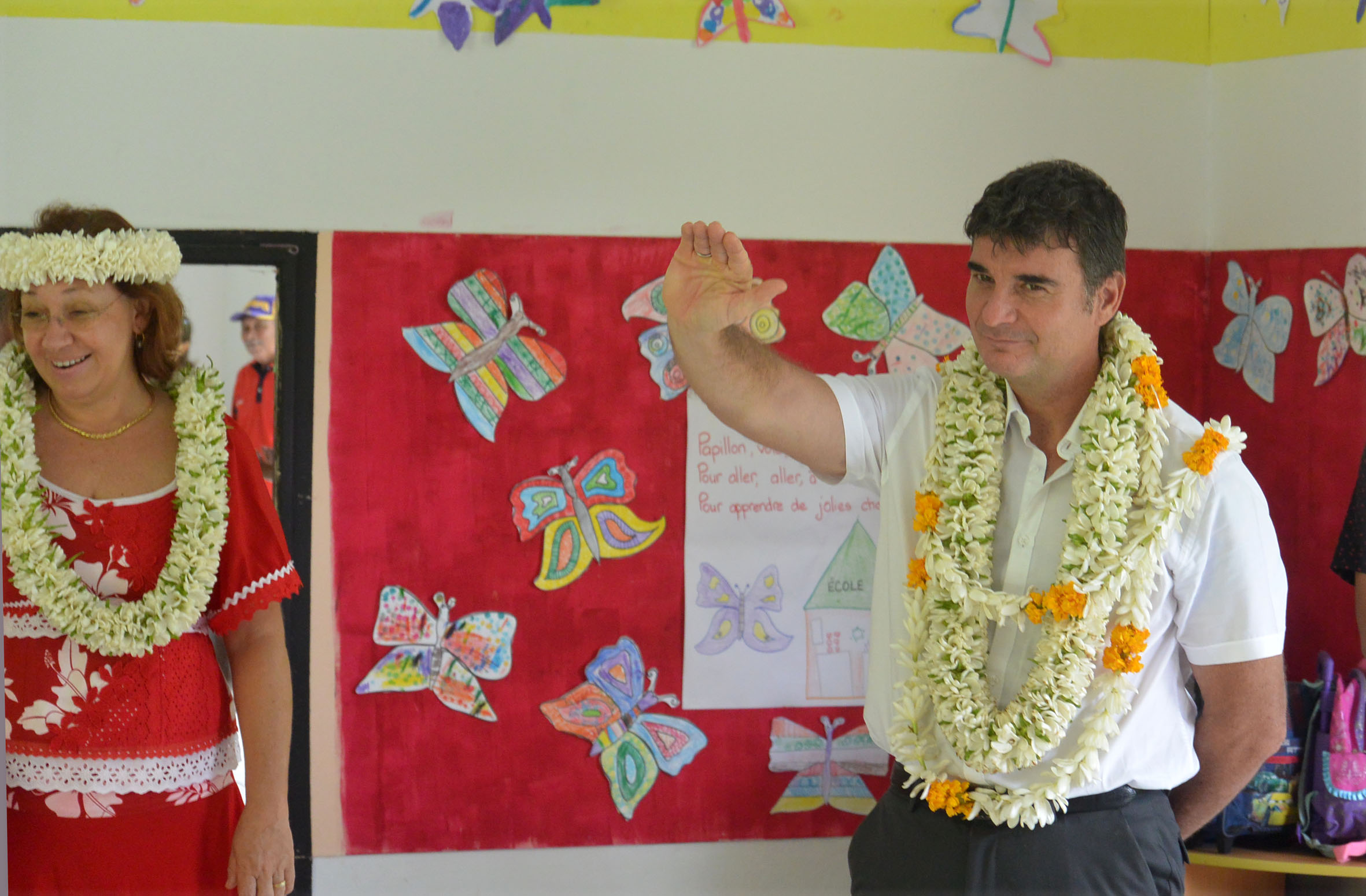 Hinano Faahu, la directrice de l’Ecole Primaire de Faaroa fait visiter son établissement au Chef des Subdivisions administratives des Iles du Vent et des Iles Sous Le Vent