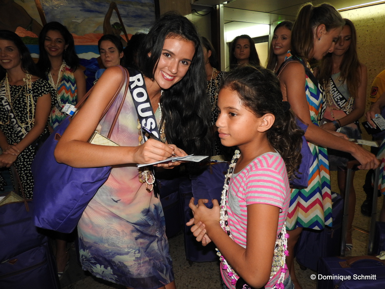 Miss France : les 31 perles chantent "Manava" avant de s'envoler