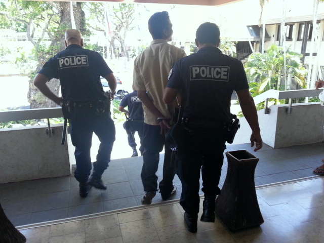 Christian Heimanu Vautier était arrivé libre mardi au premier jour d'audience. Il est reparti menottes aux poignets.