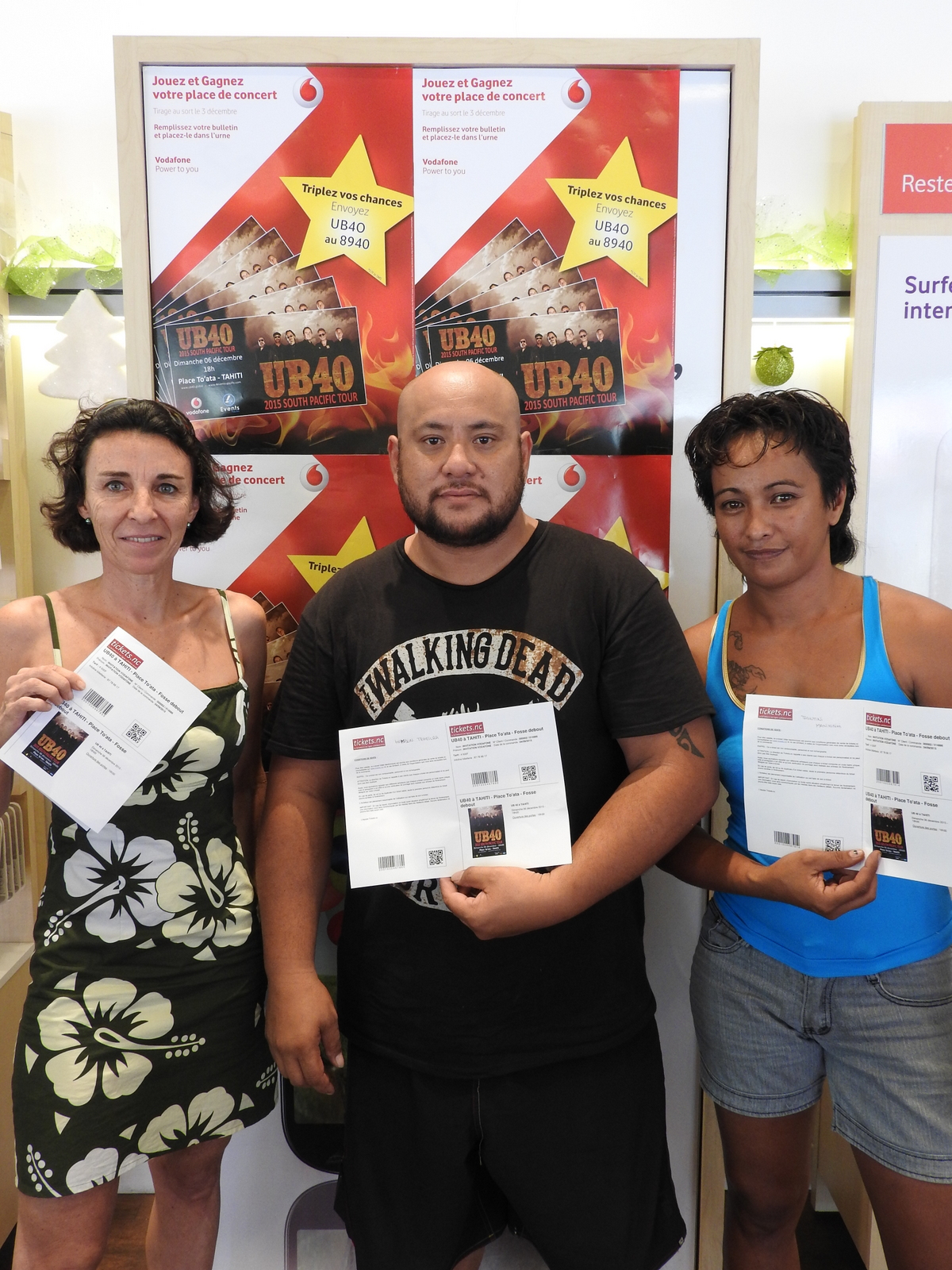 Quelques gagnants du jeu Vodafone parmi les 40 chanceux qui vont pouvoir assister au concert du groupe mythique dimanche soir, place To'ata.