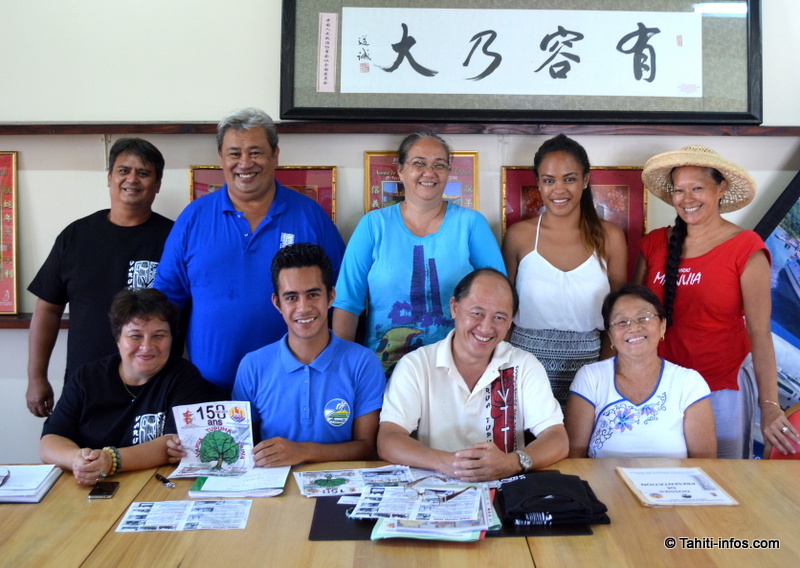 Les membres de l'organisation, rassemblés autour de Roland Sam, président de Varua Tupuna Taina, et de la nouvelle présidente du Si Ni Tong, Aline Flore.