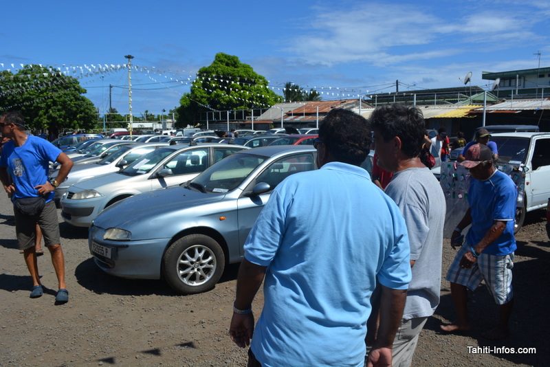 Plus de 300 enchérisseurs se sont arrachés voitures et pièces détachées se samedi à Faa'a. Ici, deux acheteurs contemplent le parking après la fin de la vente.