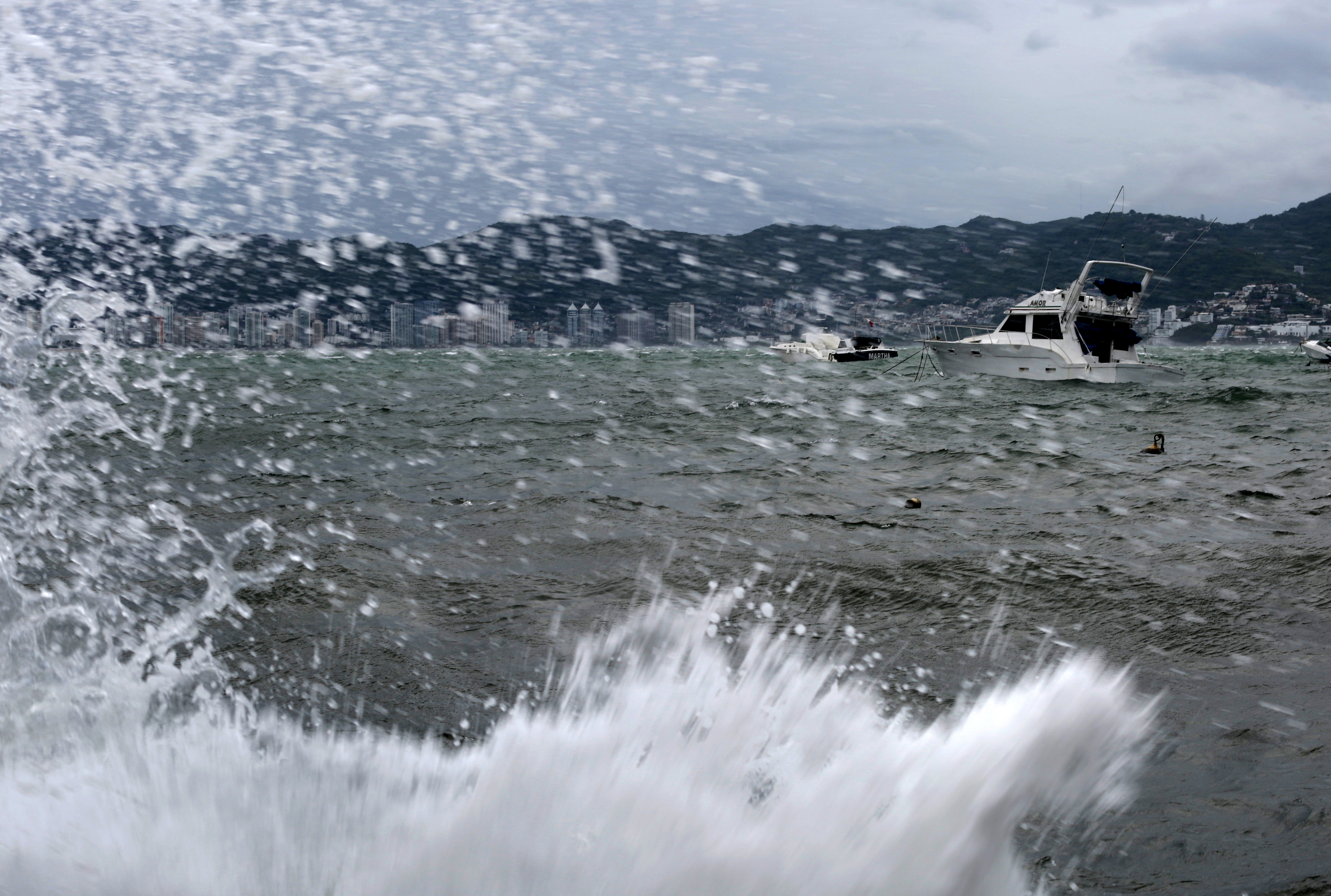 Les fortes pluies peuvent entraîner des inondations, des glissements de terrain. La houle peut faire monter le niveau de la mer sur la côte, etc..