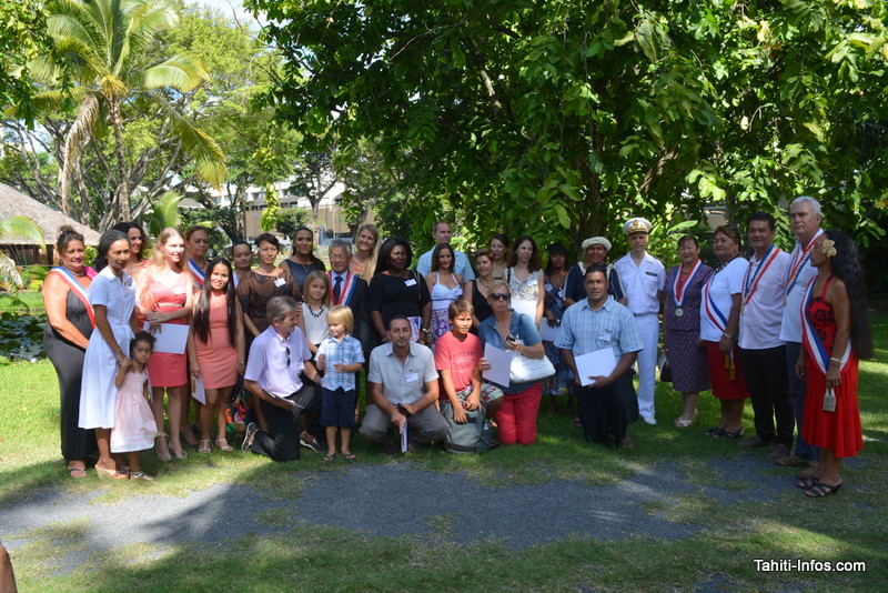 La photo de famille des nouveaux citoyens français dans les jardins du Haut commissariat et en compagnie de leurs tavana.