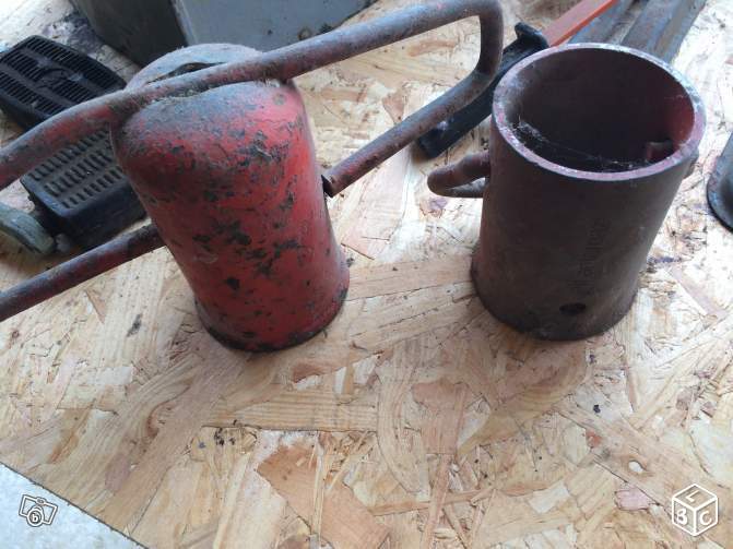 C'est avec un lourd capuchon en fonte de ce type que le jeune homme a frappé au visage son père et son compagnon.