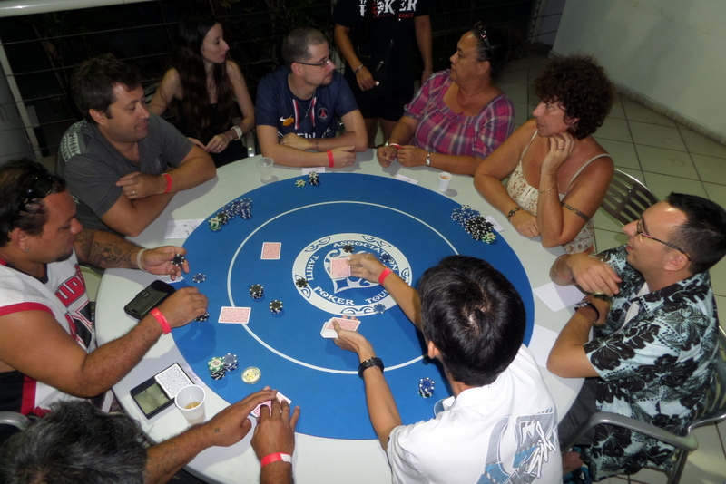La table finale de l'édition 2014 du tournoi de Texas Hold'em du Tahiti Poker Tour en faveur du Téléthon.