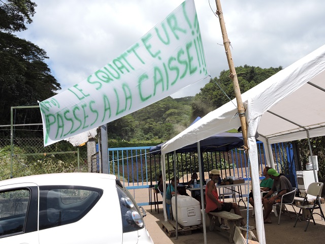 "Depuis plus de 30 ans, la commune de Faa'a 'traite' ses déchets ménagers et assimilés par enfouissement dans une décharge publique sis à Sainte-Hilaire, sur la terre dite Mumuvai, appartenant aux consorts Mai-Salmon", indique la chambre territoriale des comptes dans son rapport sur la gestion de la commune de Faa'a de 2004 à 2009.