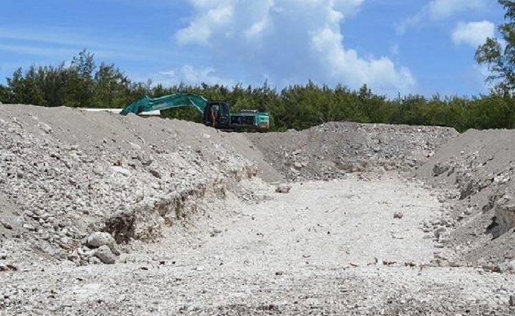 En mars 2015, des travaux de terrassement pour installer une unité de traitement par biotertre avaient provoqué la polémique à Hao. On s'aperçoit aujourd'hui que ce mode de traitement nécessite aussi des ajustements juridiques et réglementaires du Code de l'environnement de Polynésie française.