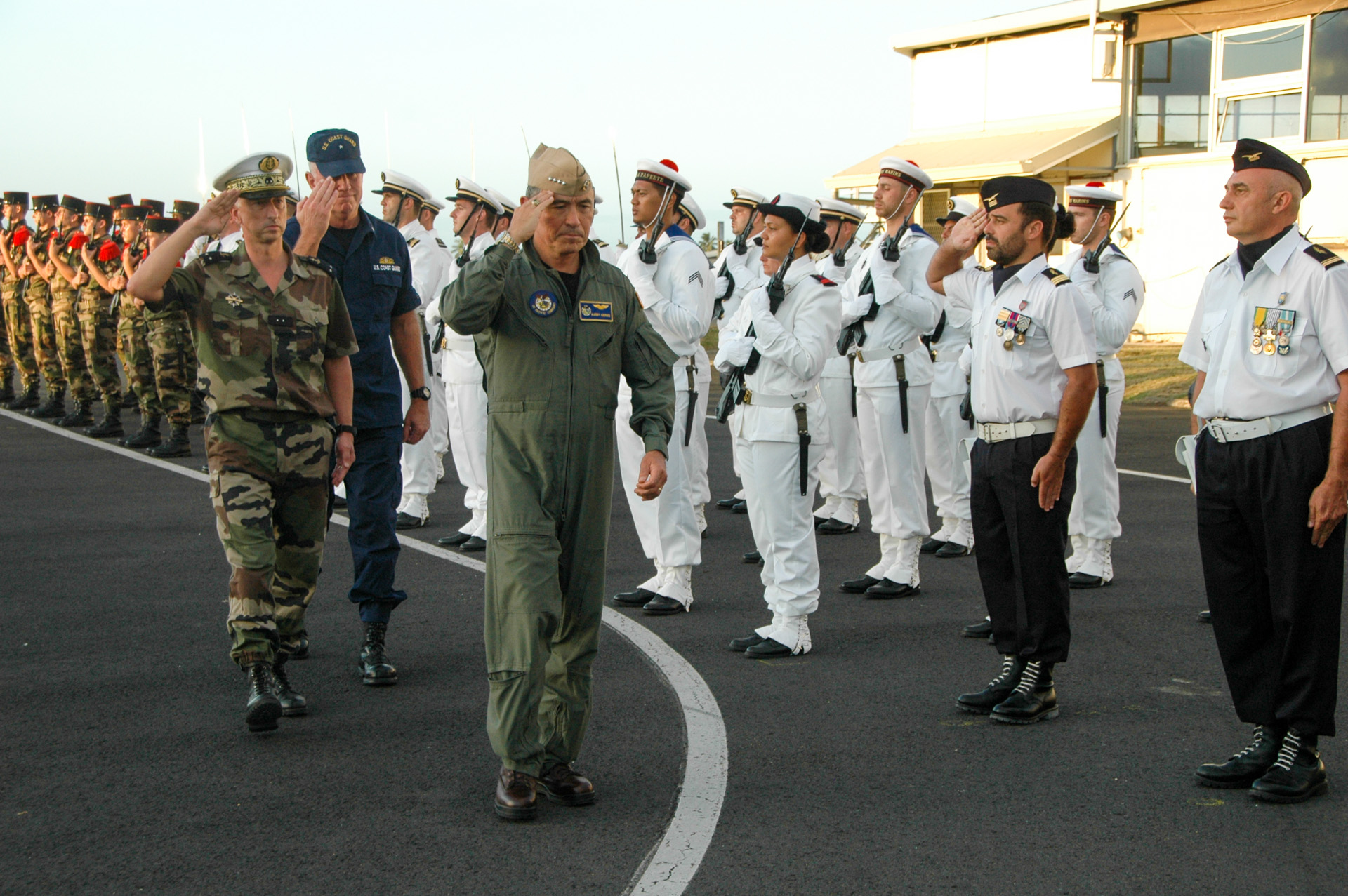 Militaires français et américains travaillent en partenariat dans le cadre de traités de coopération. Les échanges sont donc réguliers pour des exercices, des entretiens.