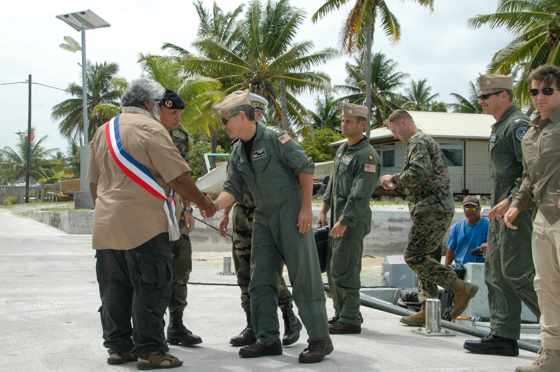 Le PACOM s'est aussi arrêté sur l'atoll de Hikueru (Tuamotu) où le RIMAP est actuellement en mission d'assistance à la commune.