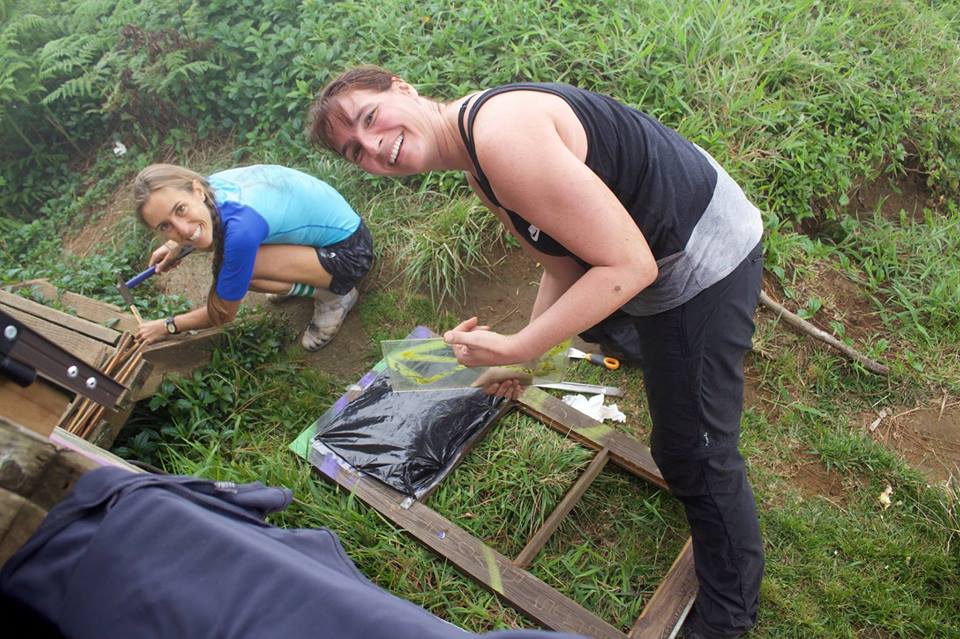 Les filles aussi se sont mises au bricolage.