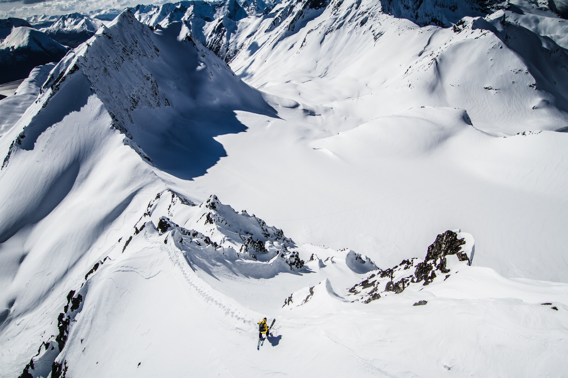 Il y aura beaucoup de ski freeride également ; ici, Wille Lindberg prêt à dévaler un couloir enneigé toujours vierge…