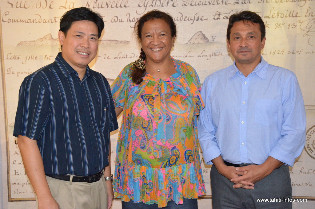 Karl Lis, président de la délégation Polynésie française de la Croix rouge, en compagnie de Lana Tetuanui et de Nuihau Laurey.