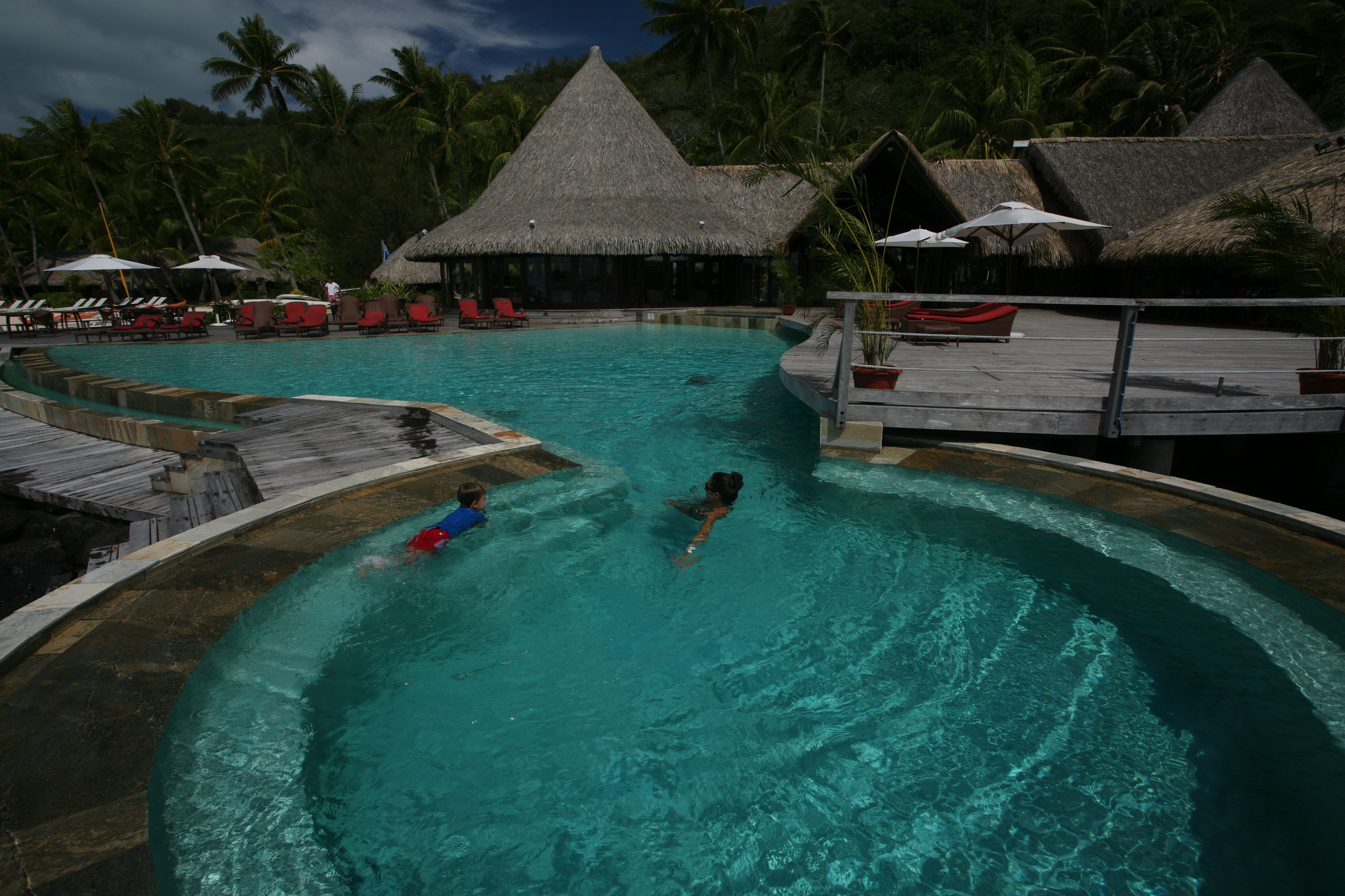 Après une telle ascension, une seule façon de se délasser, un bon bain dans le lagon ou une piscine ; ici celle de l’hôtel Sofitel Marara
