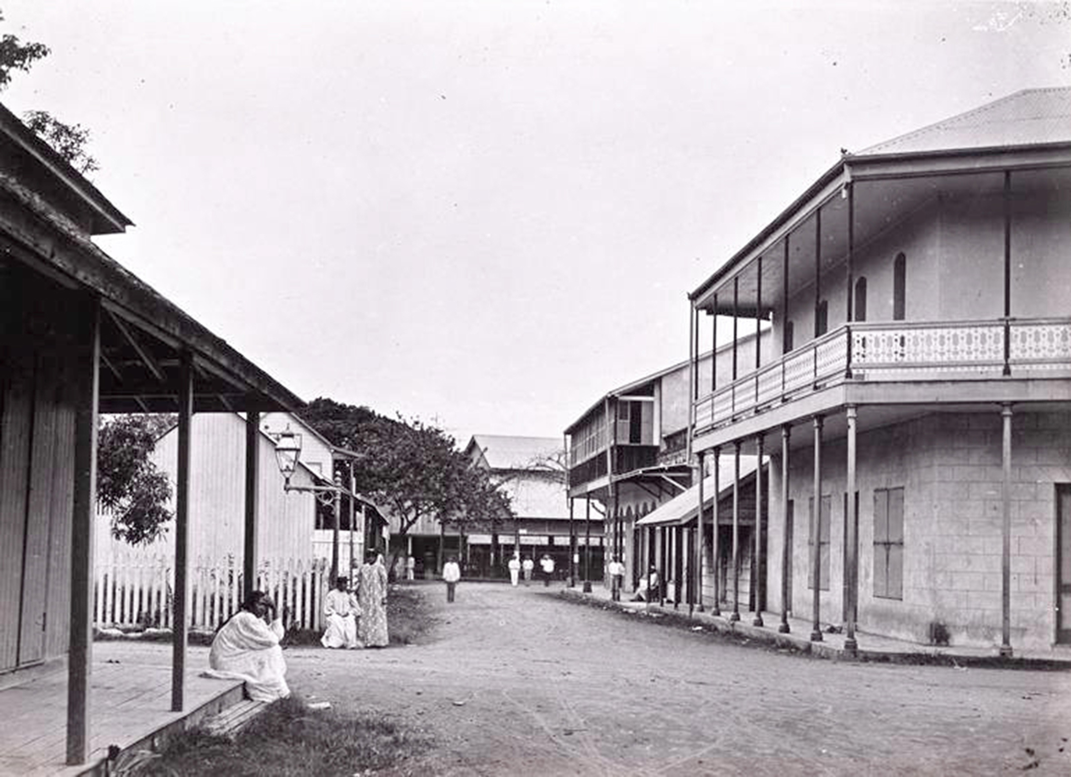 La rue des Beaux Arts en 1897, vue du carrefour avec la rue de l’Est (actuellement rue du maréchal Foch) en direction de la mer. On aperçoit au fond l’ancien marché.