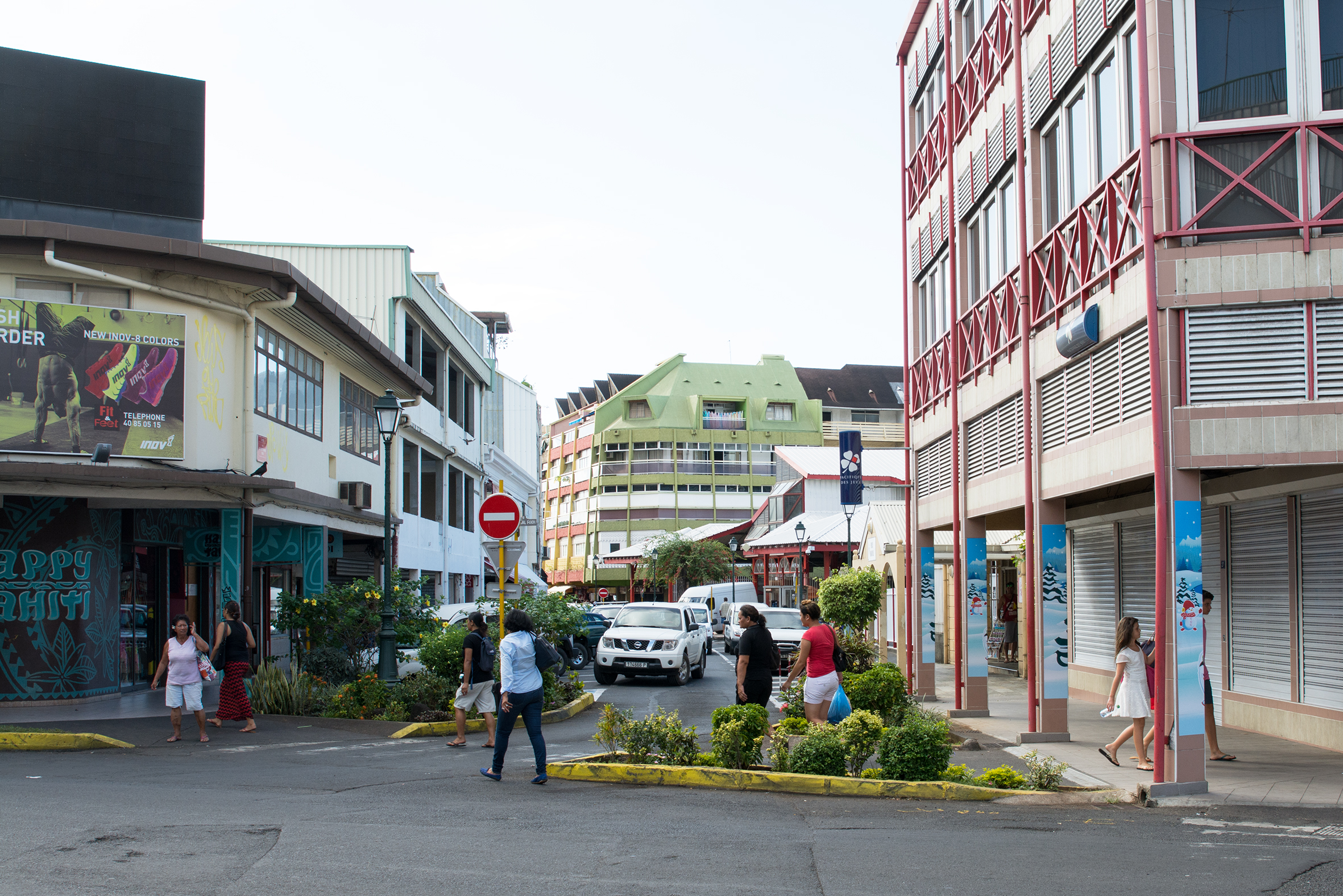 La même rue aujourd’hui, avec le fare Loto à droite et le nouveau marché au fond.