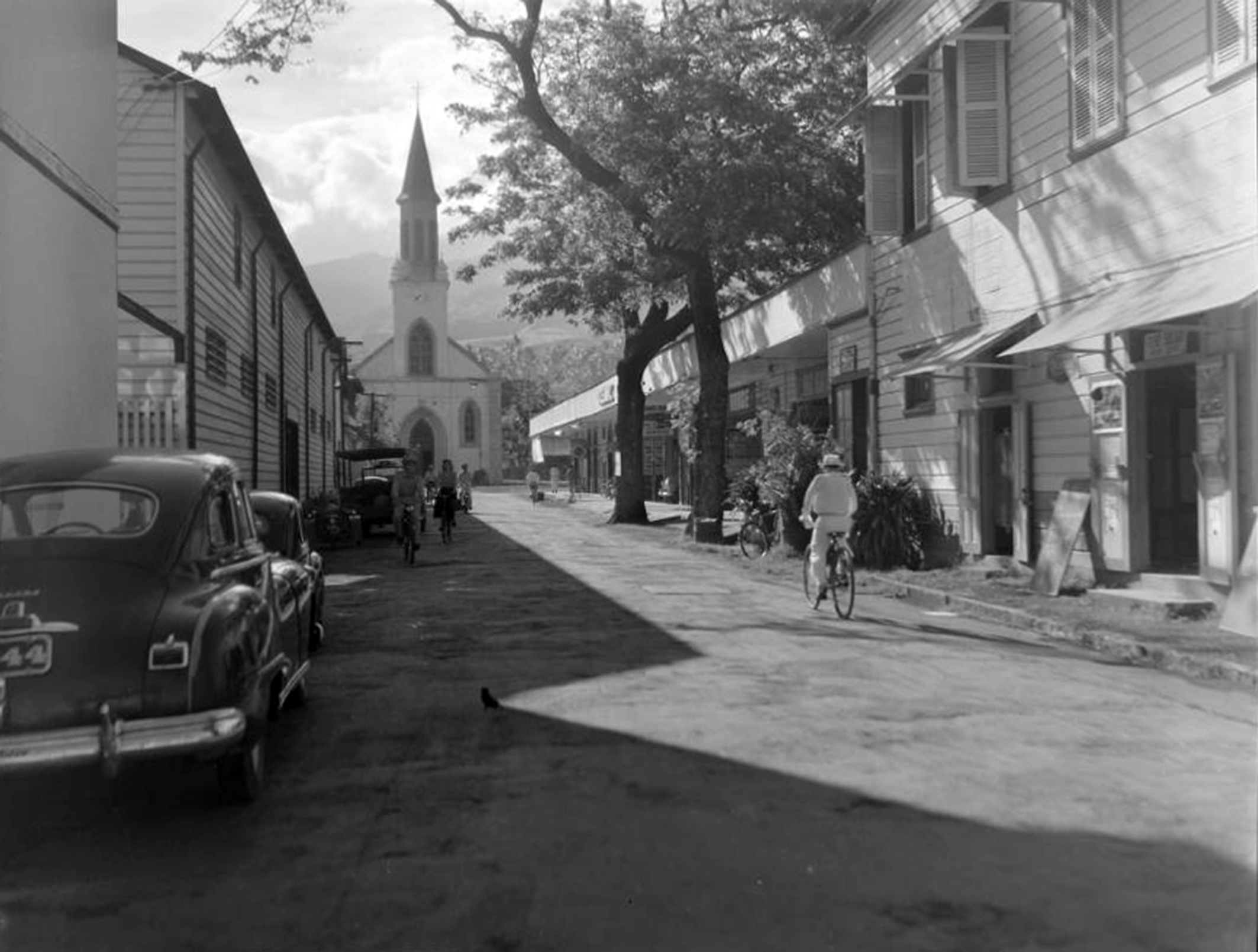 La rue Jeanne d’Arc en 1952 avec l’Hotel Tiare, le magasin Rose-Marie et le garage Guilbert.