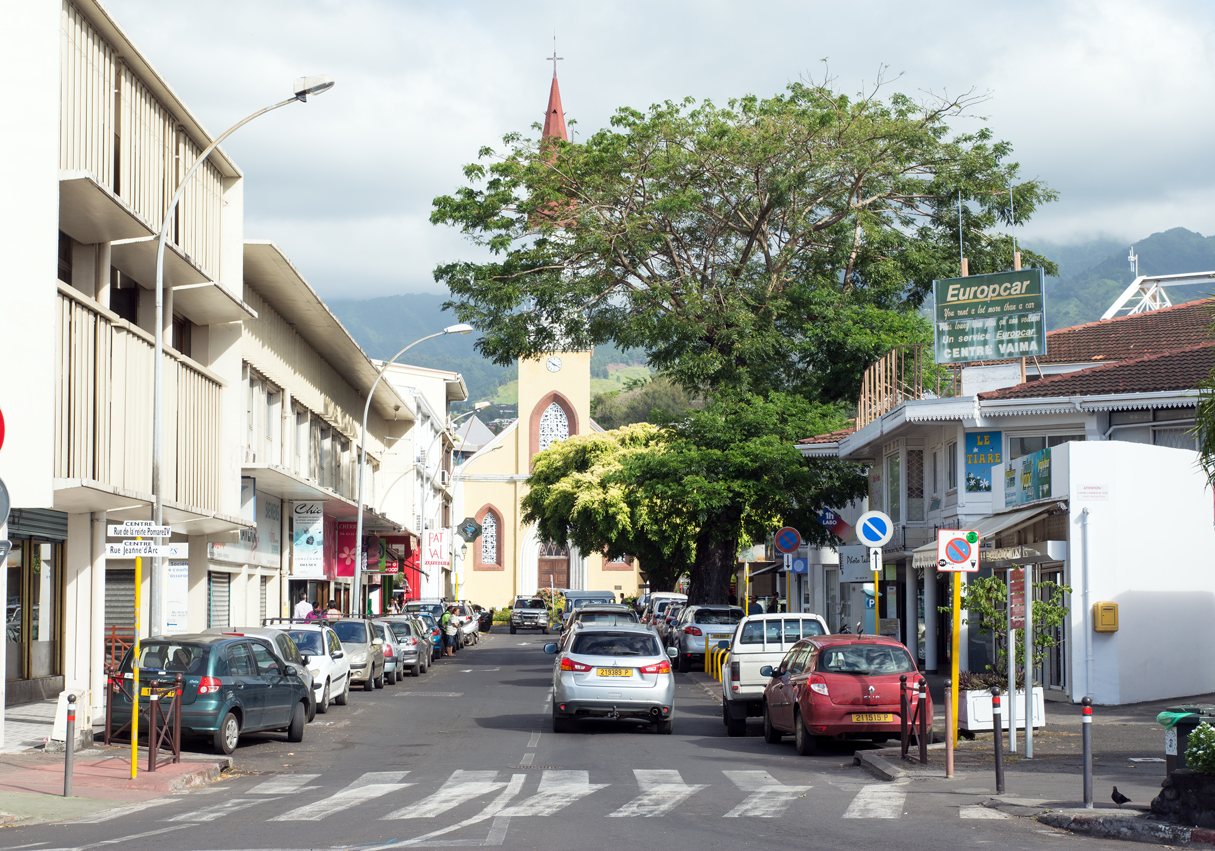 La rue Jeanne d’Arc actuellement avec à gauche le bloc Donald et à droite le centre Vaima.