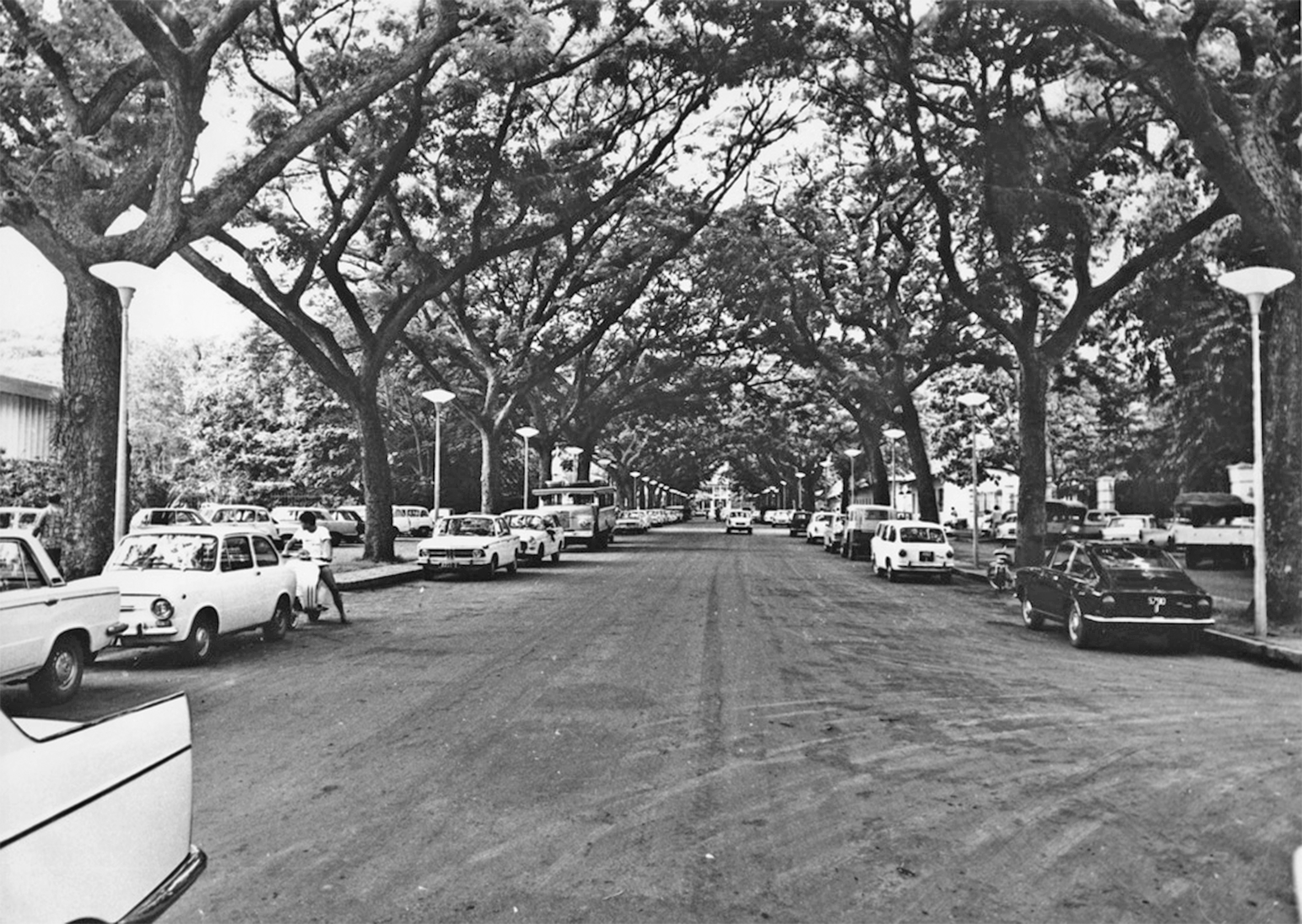 L’avenue Bruat vue du carrefour central vers la montagne en 1960