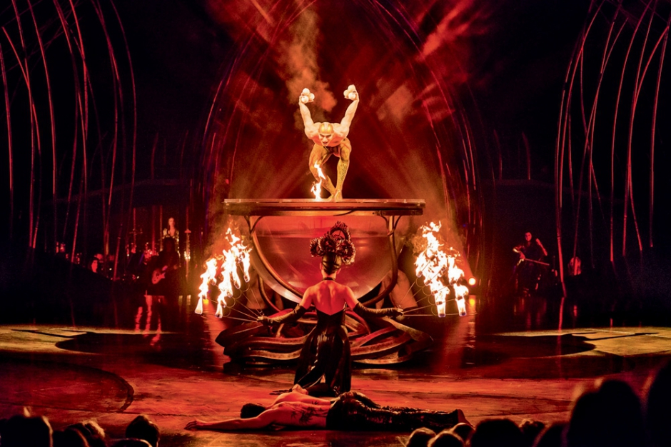 Clou du spectacle "Amaluna", un gigantesque bol d’eau sur lequel danse Cali, l’odieux lézard.