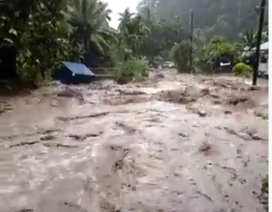 Un torrent d'eau déferle sur la route de la vallée de Faaripo (vidéo)