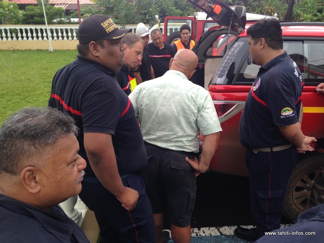 Le lieutenant Frédéric Tournay, directeur de la défense et de la protection civile fait un point sur la situation avec le premier adjoint au maire de la commune, Willy Mac Carthy