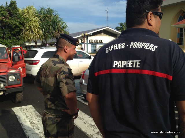 Des pompiers des autres communes, militaires et spécialistes en bûcheronnage de la fédération de la protection civile sont venus prêter mains fortes aux équipes sur place