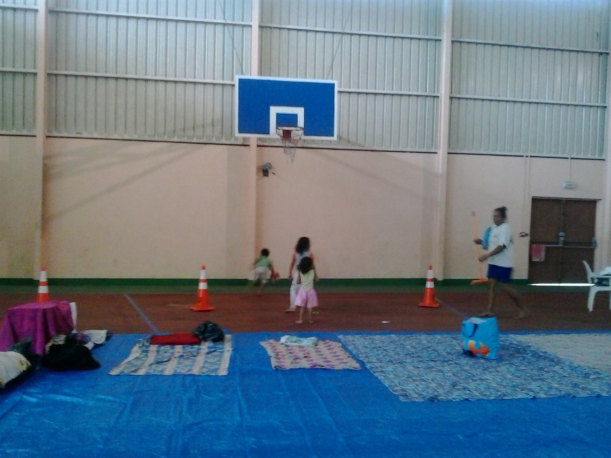 La salle multi-sports de Moenoa à Tiarei accueille les familles qui ont perdu leurs maisons