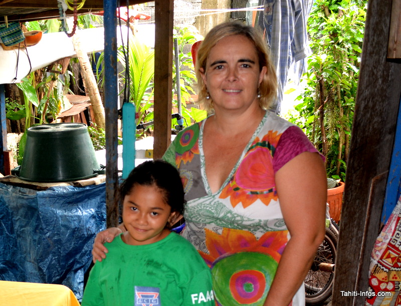 Laetitia Le Bars avec la petite Manatearii, qui a suivi ses cours d'informatique et vient de recevoir un ordinateur