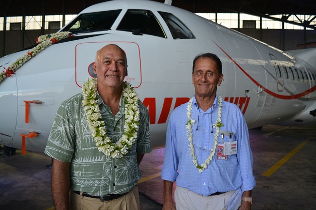 Manate Vivish, directeur général et Joël Allain, P-dg de la compagnie devant l'un des deux ATR 72-600 flambant neuf qu'Air Tahiti vient de réceptionner.