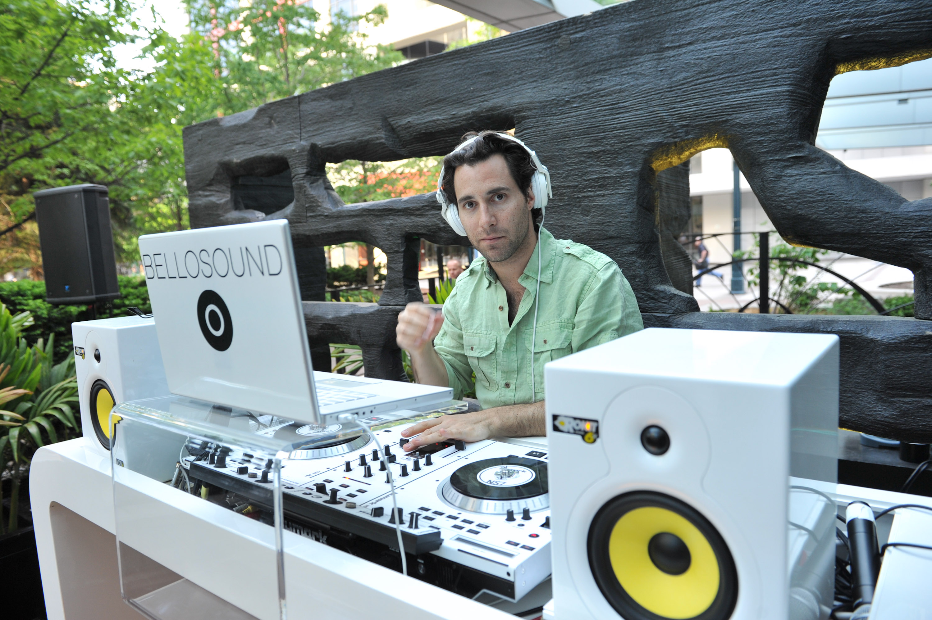 Après "Pacific Disco 2013” et “New Wave 2014”, Daniel Buckman revient en Polynésie dans le cadre de sa tournée "Love Vs Likes".