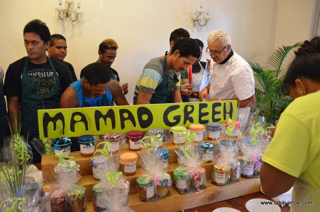 Les Mama'o Green seront samedi au Marché du terroir de Mama'o pour vendre leurs productions (ici avec leur formateur, Sylvain Todesco).