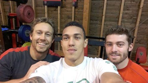 Teiva JACQUELAIN avec Johny WILKINSON a gauche et Leight  Halphpenny (arrrière de Toulon et Pays de Galles)