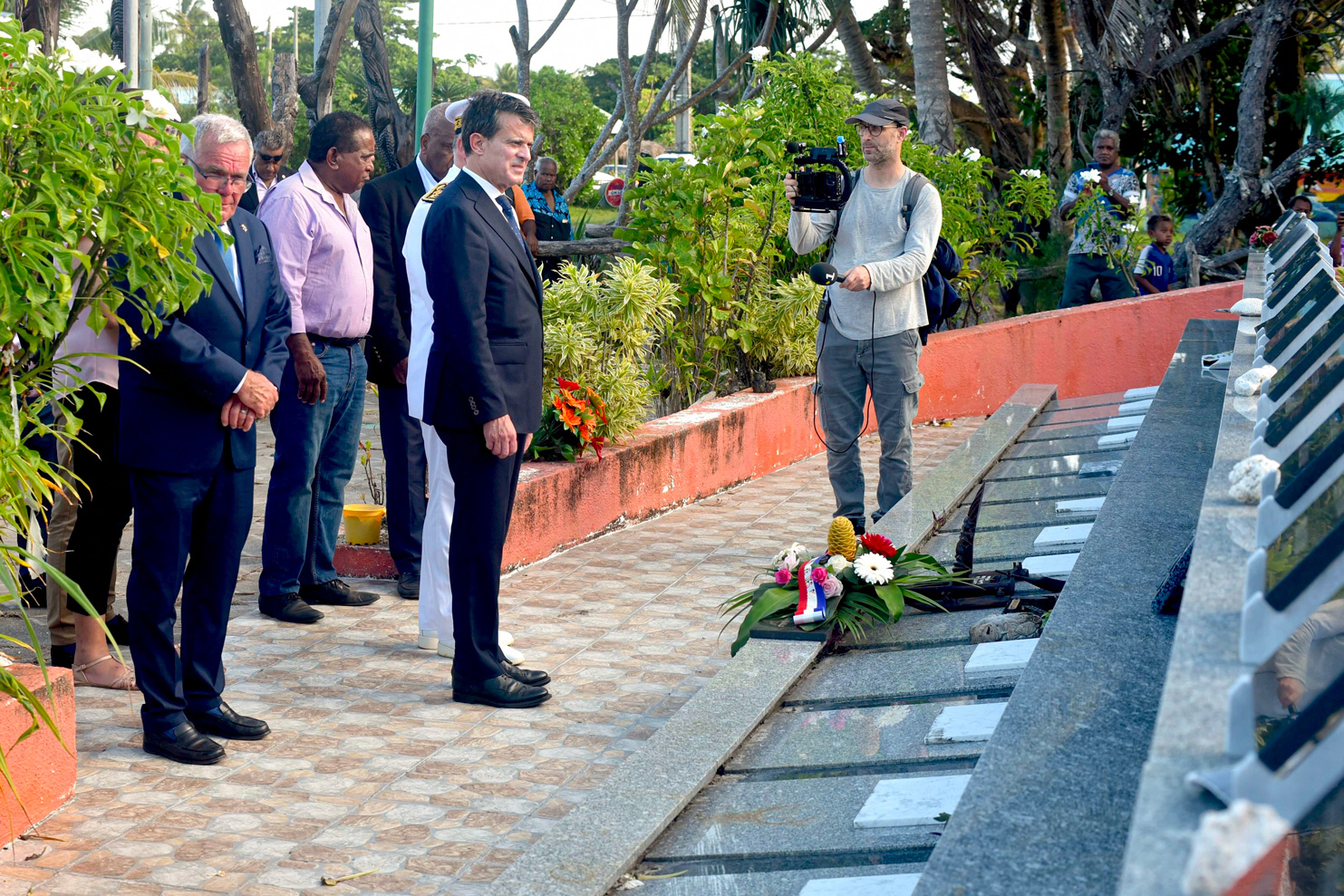 Le ministre des Outre-mer Manuel Valls s'est rendu samedi, au premier jour de sa visite en Nouvelle-Calédonie, sur l'île d'Ouvéa, afin de saluer la mémoire des victimes de l'assaut sanglant de la grotte, en 1988.