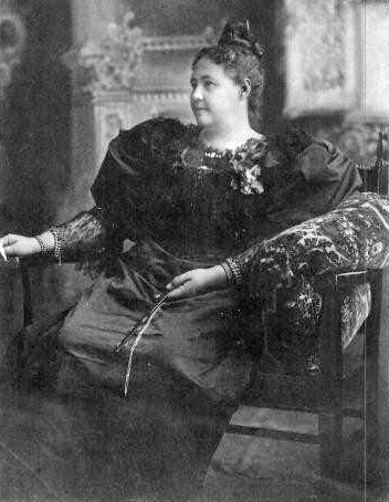 Une photo d’Emma Coe en 1896, à San Francisco, cliché qu’elle envoya à sa sœur, Laura Coe.