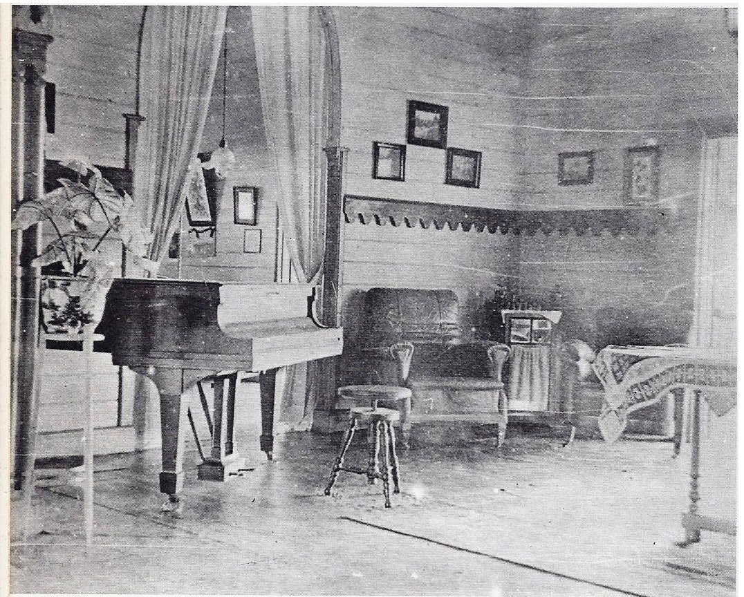 Le célèbre piano à queue, sans doute unique à cette époque en Nouvelle-Guinée, qui trônait dans le salon de Queen Emma. (Photo Roland Seib. East New Britain Historical and Cultural Centre, Kokopo)