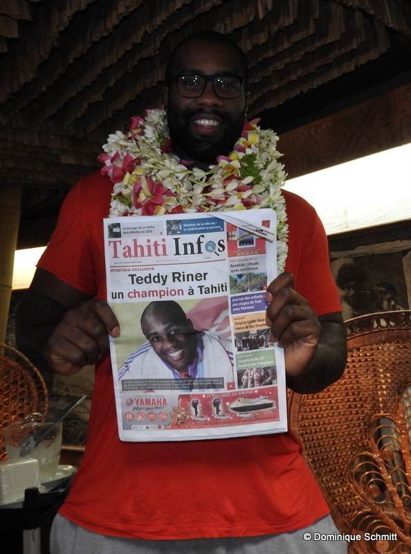 Teddy Riner découvre la Une de Tahiti Infos…