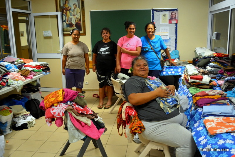 Les sœurs de la société secours de l'église de Jésus-Christ des saints des derniers jours, de la paroisse de Faaripo, et du pieu de Mahina, en train de trier une partie du linge donné par les Polynésiens.