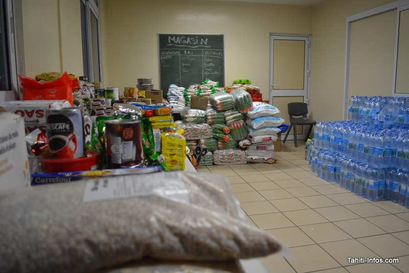 La salle contenant les vivres et les bouteilles d'eau reçus à l'église.