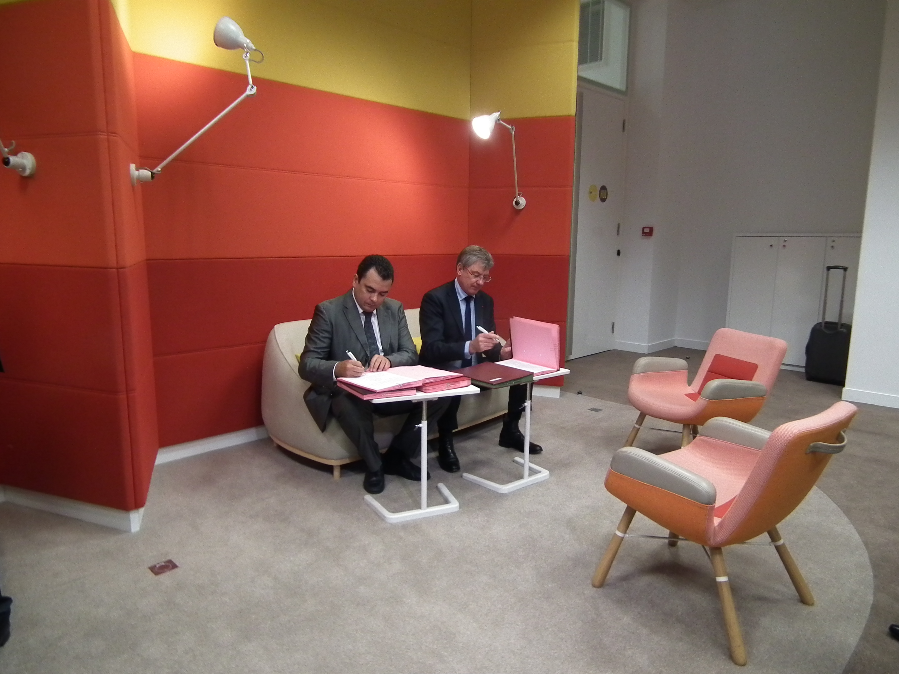 Teva Rohfritsch, ministre de la Relance économique, et Joël Darnaud, directeur exécutif de la BPI ont signé la création du prêt de développement pour les TPE polynésiennes.